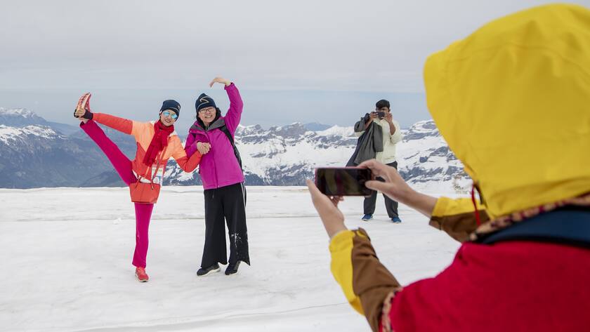 Chinesische Touristen vergnuegen sich auf ihrer Reise durch die Schweiz auf dem Titlis, am Freitag, 17. Mai 2019. Eine grosse Reisegruppe mit 12'000 Touristen aus China bereist zur Zeit die Schweiz. Die in Florida ansaessige Firma ''Jeunesse Global'' belohnt ihre Verkaeuferinnen und Verkaeufer mit einem Schweiz-Trip. (KEYSTONE/Urs Flueeler)