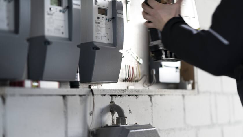 Ein Elektriker der Centralschweizerischen Kraftwerke CKW demontiert in einem Mehrfamilienhaus alte Stromzaehler, um diese durch neue Smart Meter zu ersetzen, aufgenommen am 19. Januar 2021 in Alberswil (LU). Seit dem 1. Januar 2018 ist die Einfuehrung der Smart Meter gesetzlich vorgeschrieben (im Stromversorgungsgesetz und der Stromversorgungsverordnung). Smart Meter bilden Teil der Energiestrategie 2050. (KEYSTONE/Gaetan Bally)