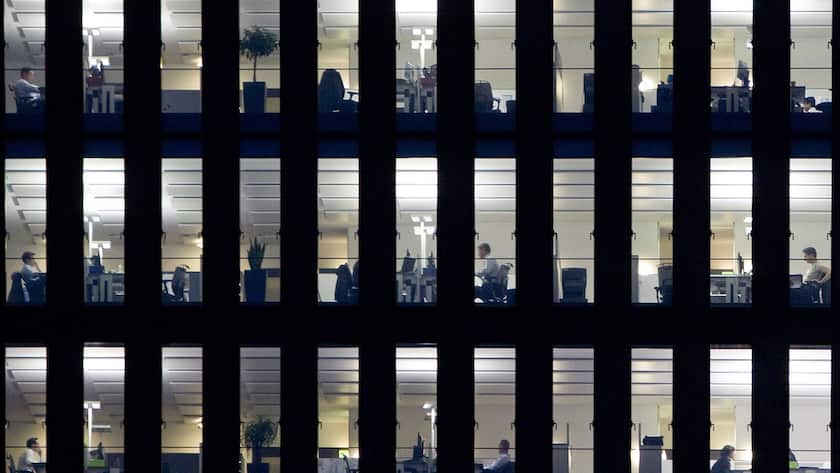 Arbeiten in der Bank: Weko untersucht Lohnabsprachen.