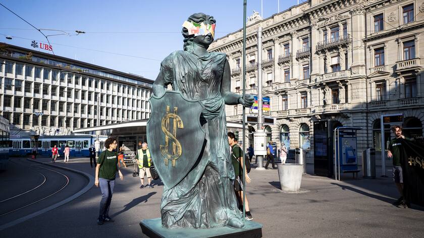 Eine 4 Meter grosse Helvetia steht am Paradeplatz in Zuerich, anlaesslich einer Aktion von Greenpeace, am Donnerstag, 9. September 2021. Die NGO will mit der Aktion gegen Greenwashing am Schweizer Finanzplatz protestieren. (KEYSTONE/Alexandra Wey)