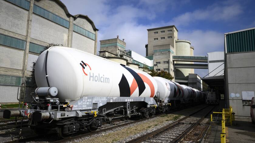 Des wagons de train destine a transporter du ciment photographies lors d'une conference de presse de la presentation des objectifs environnementaux Holcim Suisse 2030 ce lundi 10 octobre 2022 a la cimenterie Holcim a cote de la Carriere du Mormont a Eclepens. (KEYSTONE/Laurent Gillieron)