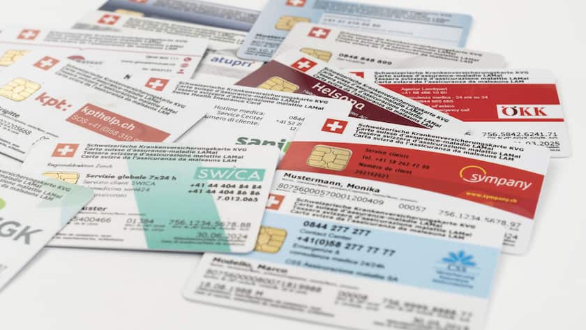 Krankenkassenkarten: Linke Politiker kritisieren den hohen Anteil am Einkommen, den manche Familien für die Prämien ausgeben müssen.