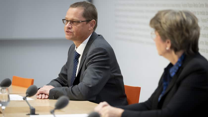 Urs Loher, Designiert Ruestungschef, links, spricht an der Seite von Bundesraetin Viola Amherd, rechts, an einer Medienkonferenz ueber die Themen "Personalgeschaeft" und "Ueberfuehrung des NCSC in ein Bundesamt im VBS", am Freitag, 2. Dezember 2022, im Medienzentrum Bundeshaus in Bern. (KEYSTONE/Anthony Anex)