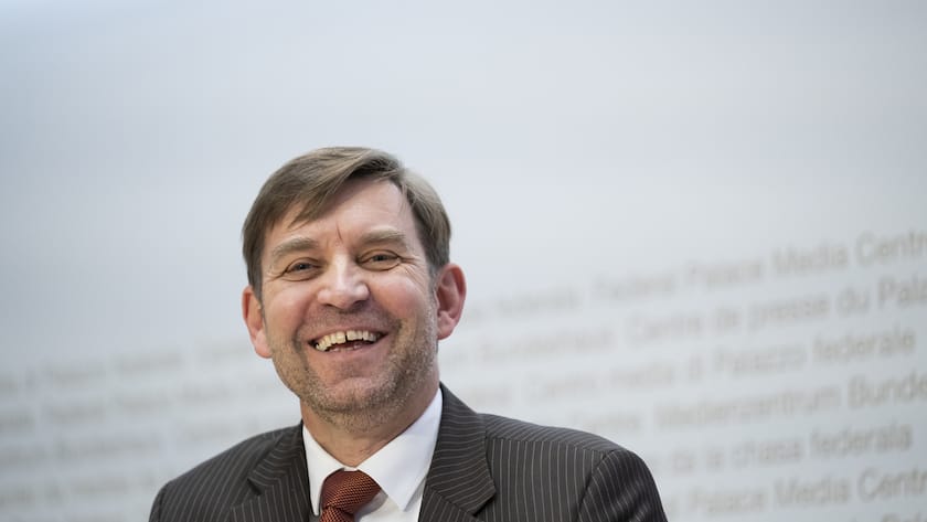 Hans Haefliger, der neuer Delegierter der Wirtschaftlichen Landesversorgung, lacht an einer Medienkonferenz ueber die Ernennung von Hans Haefliger zum Delegierten fuer die wirtschaftliche Landesversorgung durch den Bundesrat, am Freitag, 16. Dezember 2022, im Medienzentrum Bundeshaus in Bern. (KEYSTONE/Anthony Anex)