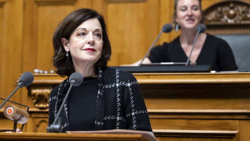 Regine Sauter, FDP-ZH, links, spricht vor der abtretenden Nationalratspraesidentin Irene Kaelin, GP-AG, am ersten Tag der Wintersession der Eidgenoessischen Raete, am Montag, 28. November 2022 im Nationalrat in Bern. (KEYSTONE/Alessandro della Valle)