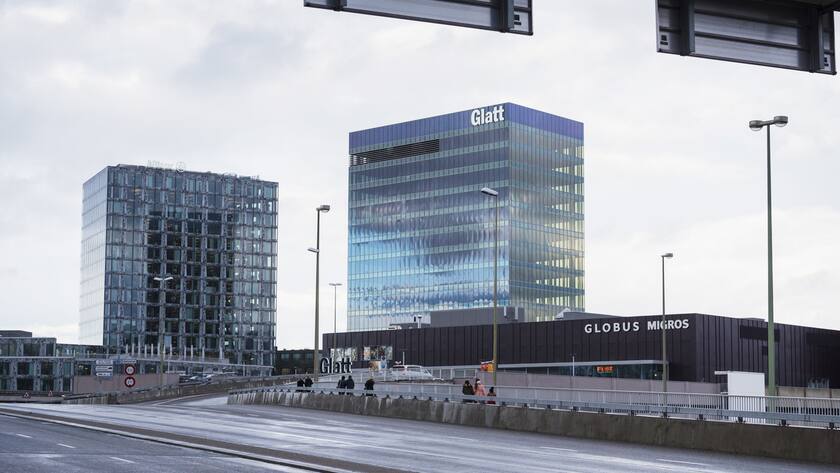 Aussenansicht des Einkaufszentrum Glattzentrum in Wallisellen, Kanton Zuerich, von Westen her gesehen, an der Autobahn, aufgenommen am 26. Februar 2020. Das Glattzentrum ist das umsatzstaerkste Einkaufszentrum der Schweiz. Im Jahre 2019 besuchten 9,1 Millionen Besucher das Einkaufszentrum in welchem 90 Laeden und 14 Restaurants beheimatet sind. (KEYSTONE/Goran Basic)