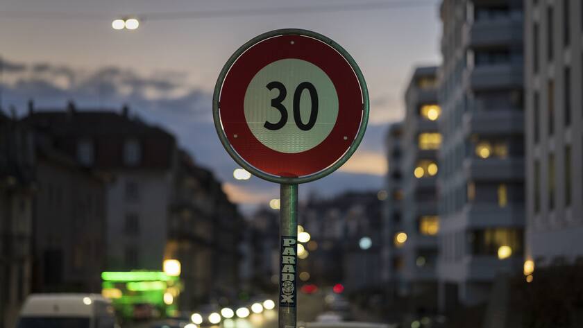 Ein Tempo 30 Verkehrsschild an der Zuercher Breitensteinstrasse, fotografiert am Dienstag, 11. Januar 2022. (KEYSTONE/Christian Beutler)