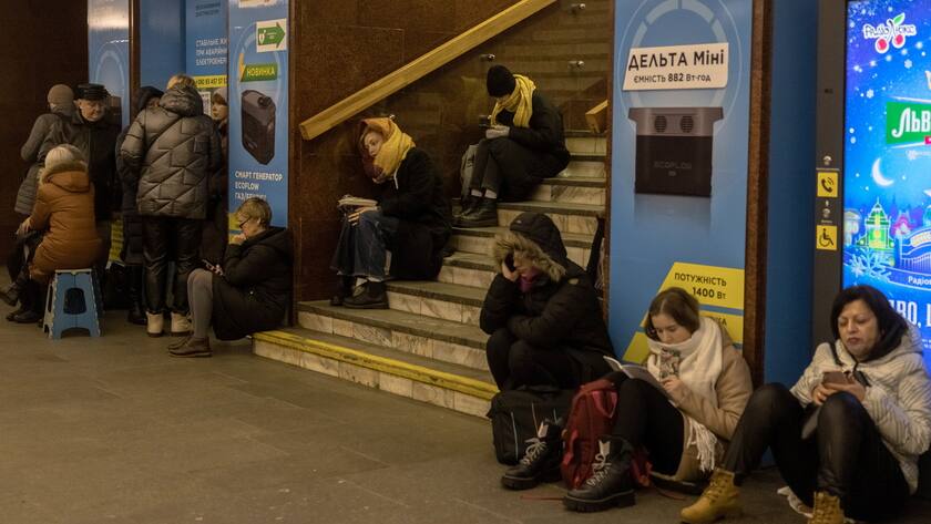 Menschen in Kiew warten in einer U-Bahn-Station auf das Ende eines russischen Luftangriffs.