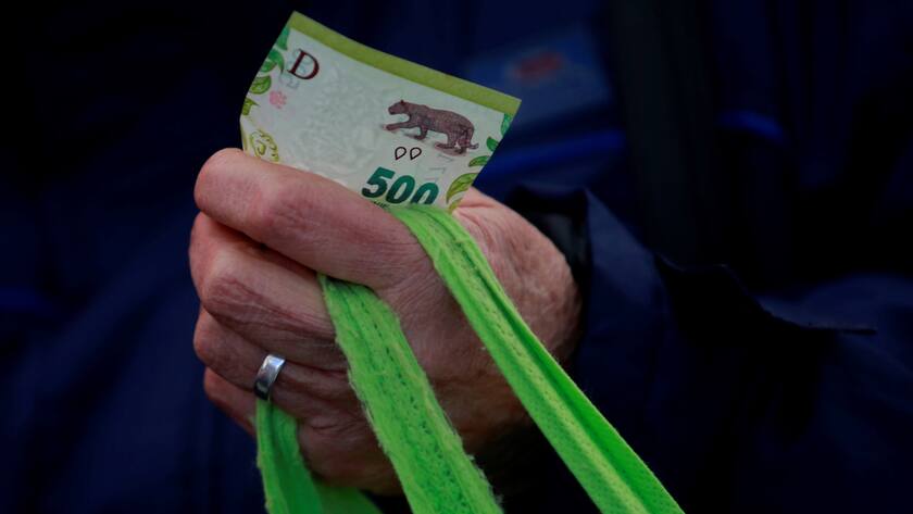 epa09411268 A person holds the five hundred Argentine peso bill as they shop in the City of Buenos Aires, Argentina, 12 August 2021. Argentina publishes the consumer price index of last July, in the context of high inflation that has dragged the country for years, which is the main workhorse of the national economy. EPA/DEMIAN ALDAY ESTEVEZ