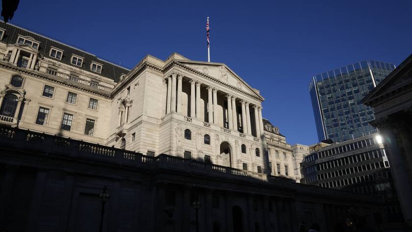 Die Bank of England vor blauem Himmel.