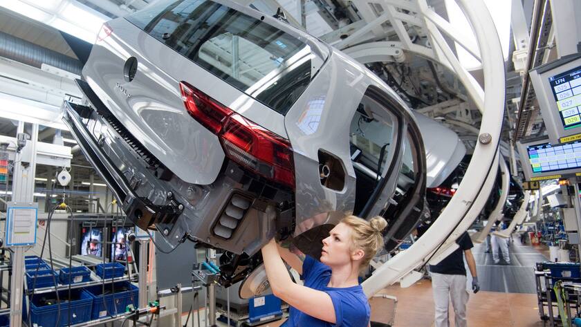 24.10.2019, Niedersachsen, Wolfsburg: Eine Mitarbeiterin schraubt am neuen Volkswagen Golf 8 an einer Produktionslinie im VW Werk. Foto: Julian Stratenschulte/dpa +++ dpa-Bildfunk +++ (KEYSTONE/DPA/Julian Stratenschulte)