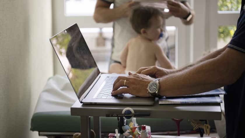 A pediatrician at the Lindenpark Children's Medical Centre uses a laptop to record the results of an examination of an infant in an electronic patient record, photographed on 26 July 2019 in Baar ZG, Switzerland. (KEYSTONE/Christian Beutler)Ein Kinderarzt des medizinischen Kinderzentrums Lindenpark notiert mittels Laptop die Resultate der Untersuchung eines Saeuglings ins elektronische Patienten-Dossier, aufgenommen am 26. Juli 2019 in Baar ZG. (KEYSTONE/Christian Beutler)