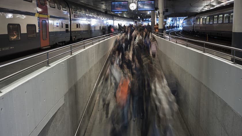 Die Passagiere verlassen den Intercity Zug und schreiten in Richtung Gleisunterfuehrung am Bahnhof Bern, am Montag, 18. Februar 2019. (KEYSTONE/Alessandro della Valle)