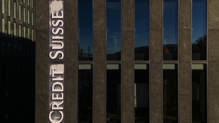 Das Logo der Schweizer Bank Credit Suisse an einem Gebaeude der Bank in Zuerich Oerlikon, am Mittwoch, 23. November 2022 in Zuerich. Die Aktionaere haben der Beschaffung von rund 4 Milliarden Franken durch die Ausgabe neuer Aktien sowie dem Einstieg der Saudi National Bank als neuer Grossaktionaerin zugestimmt. Die angeschlagene Grossbank steckt aber auch weiterhin tief in den roten Zahlen und muss nun auch hohe Geldabfluesse vermelden.(KEYSTONE/Michael Buholzer)