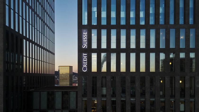 Das Logo der Schweizer Bank Credit Suisse an einem Gebaeude der Bank in Zuerich Oerlikon, aufgenommen mit einer Drohne am Mittwoch, 23. November 2022 in Zuerich. Die Aktionaere haben der Beschaffung von rund 4 Milliarden Franken durch die Ausgabe neuer Aktien sowie dem Einstieg der Saudi National Bank als neuer Grossaktionaerin zugestimmt. Die angeschlagene Grossbank steckt aber auch weiterhin tief in den roten Zahlen und muss nun auch hohe Geldabfluesse vermelden.(KEYSTONE/Michael Buholzer)