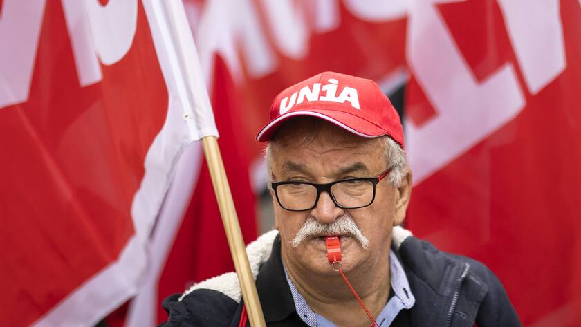 Ein Bauarbeiter protestiert gegen die Verschlechterung der Arbeitsbedingungen waehrend eines Demonstrationszugs zum Hauptsitz des Baumeisterverbands, am Freitag, 11. November 2022 in Zuerich. Der Demonstrationszug zum Hauptsitz des Baumeisterverbands und die Arbeitsniederlegung der Bauarbeiter ist Teil einer landesweiten Protestwelle im Rahmen der Neuverhandlungen des Landesmantelvertrags (LMV). (KEYSTONE/Michael Buholzer)
