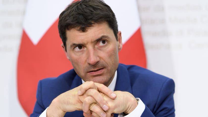 Staatsekretaer Joerg Gasser, Leiter des Staatssekretariats fuer internationale Finanzfragen, spricht an einer Medienkonferenz ueber die Eventualmassnahmen zum Schutz der Schweizer Boerseninfrastruktur, am Freitag, 8. Juni 2018, im Medienzentrum Bundeshaus in Bern. (KEYSTONE/Anthony Anex)