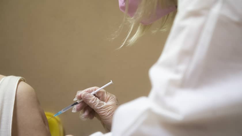 Eine Person erhaelt die vierte Impfung gegen das Coronavirus, am Mittwoch, 12. Oktober 2022, im Impfzentrum Lugano Besso in Lugano. (KEYSTONE/Ti-Press/Samuel Golay)