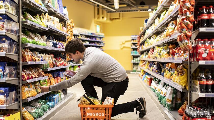 Freiwilligenhelfer Niccolo Brunetti erledigt einen Einkauf via der "Amigos-App" in der Migros am Limmatplatz, am Freitag, 17. April 2020, in Zuerich. Die Migros und Pro Senectute bieten mit der App eine Moeglichkeit zur Nachbarschaftshilfe an. (KEYSTONE/Alexandra Wey)