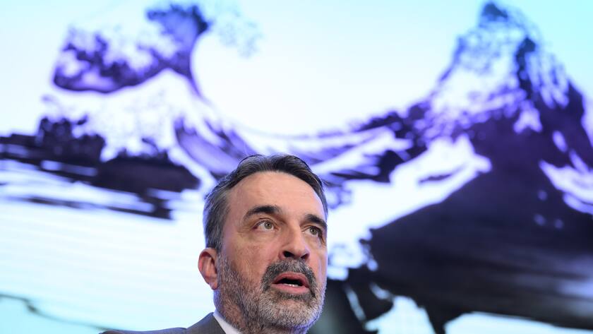 Urban Angehrn, Direktor FINMA, spricht mit Journalisten nach der Jahresmedienkonferenz der Eidgenoessischen Finanzmarktaufsicht FINMA, am MIttwoch, 5. April 2022 in Bern. (KEYSTONE/Anthony Anex)