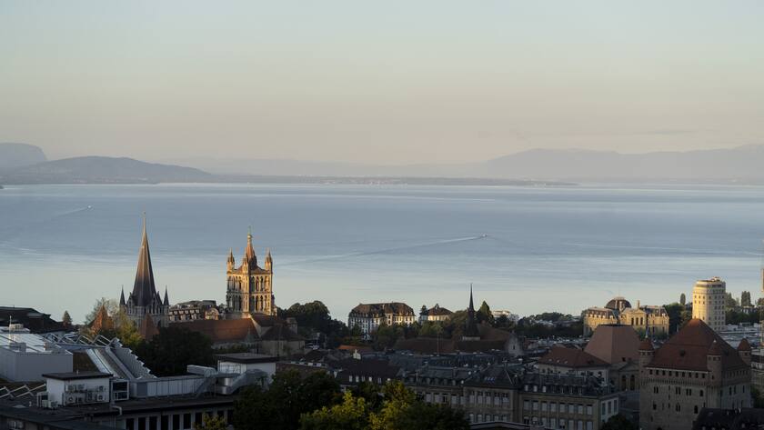 La cathedrale de Lausanne et la ville de Lausanne avec le lac Leman en arriere-plan photographie le matin du lundi, 22 aout 2022 a Lausanne . (KEYSTONE/Gaetan Bally)