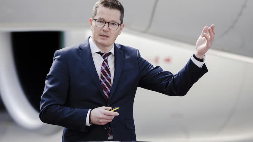 Tobias Pogorevc, CEO Helvetic Airways, spricht an einem Medienanlass von Helvetic Airways in einem Hangar am Flughafen Zuerich, am Dienstag, 1. Maerz 2022 in Zuerich Kloten. (KEYSTONE/Michael Buholzer)