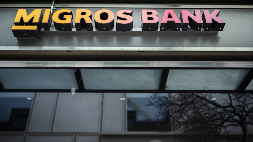 Das Logo der Migros Bank, aufgenommen am Donnerstag, 27. Januar 2022, in Zuerich. (KEYSTONE/Michael Buholzer)