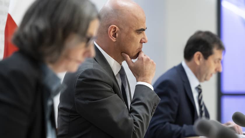 Bundespraesident Alain Berset, Mitte, beantwortet Fragen von Journalisten zu angeblichen Indiskretionen aus dem Departement des Innern (EDI) zuhanden des Medienhauses Ringier waehrend der Corona-Pandemie