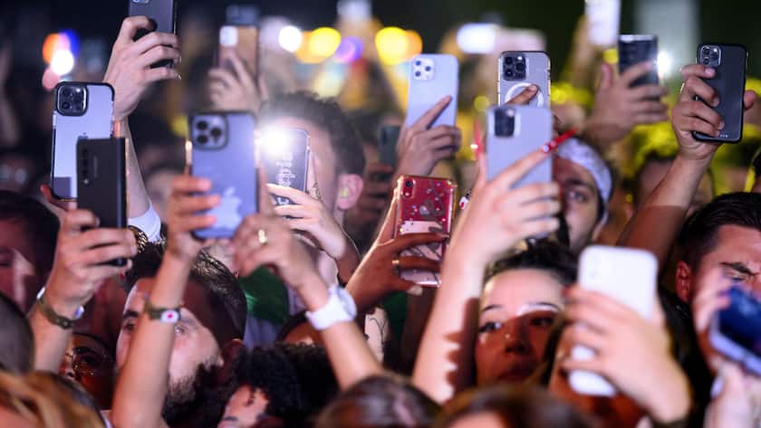 Leben durch den Bildschirm: Festivalbesucher verfolgen das Konzert mit ihrem Smartphone während des Auftritts der brasilianischen Sängerin Anitta in Montreux.