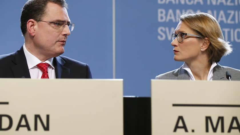 Thomas Jordan, Praesident des Direktoriums, links, diskutiert mit Andrea Maechler, Mitglied des Direktoriums der Schweizerischen Nationalbank SNB, waehrend dem Jahresend-Mediengespraech der SNB, am Donnerstag, 14. Dezember 2017, in Bern.(KEYSTONE/Peter Klaunzer)