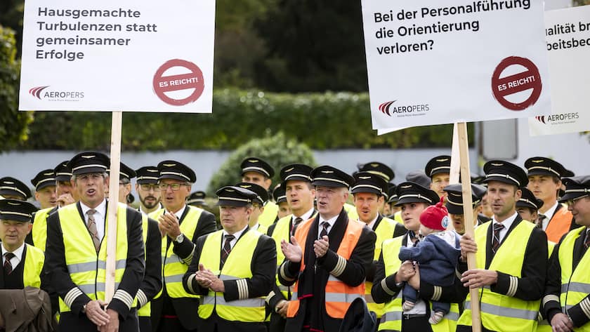 Piloten der Fluggesellschaft Swiss und Mitglieder der Pilotengewerkschaft Aeropers demonstrieren am Donnerstag, 29. September 2022 bei einem Protestmarsch vom Zentrum Schluefweg zur Swiss-Zentrale in Kloten. Seit Herbst 2021 diskutieren Vertreter der Airline und die Piloten um einen neuen Gesamtarbeitsvertrag (GAV), bisher ergebnislos. (KEYSTONE/Alexandra Wey)