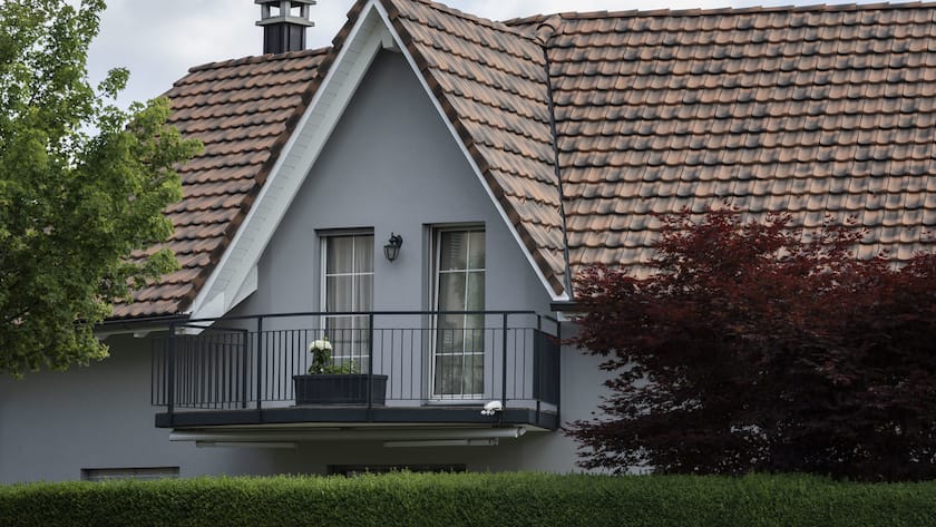 Das Dach mit Balkon eines Wohnhaus, fotografiert am Mittwoch, 29. Juni 2022 in Uster. (KEYSTONE/Christian Beutler)