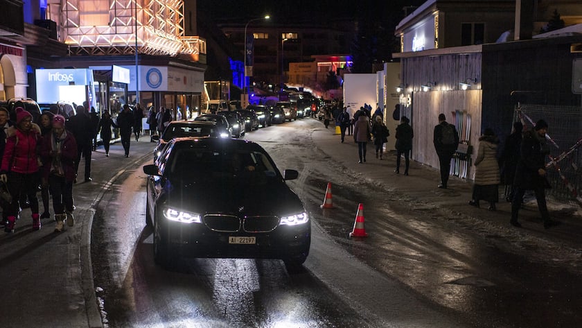 Konstruktive Debatten zum Klimawandel kontrastieren mit destruktive Gewohnheiten auf den Davoser Strassen.