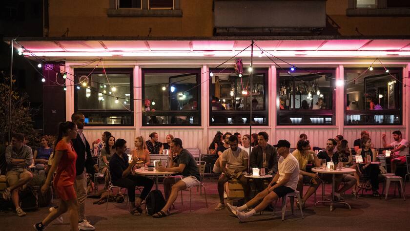 Menschen verweilen bei warmen Temperaturen in der Nacht in einem Restaurant in Zuerich, aufgenommen am Freitag, 15. Juli 2022. Die Stadt Zuerich startet am Freitag, 15. Juli das sechswoechiges Pilotprojekt ''Mediterrane Naechte. Rund 100 Gastronomiebetriebe werden bis Ende August, an sechs Wochenenden, jeweils freitags und samstags, versuchsweise ihre Terrassen und Boulevardflaechen bis längstens 02.00 Uhr geöffnet haben. (KEYSTONE/Ennio Leanza)