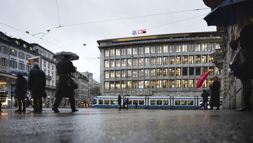 Passersby on Paradeplatz Square in Zurich, Switzerland, with the building of the Swiss bank UBS in the central background, pictured on February 9, 2016. (KEYSTONE/Gaetan Bally)
