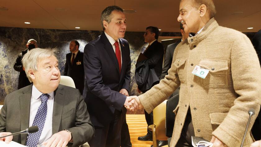 Der Schweizer Außenminister Ignazio Cassis (Mitte) schüttelt die Hand des pakistanischen Premierministers Shehbaz Sharif (rechts) und des UN-Generalsekretärs Antonio Guterres (links) vor der Internationalen Konferenz über ein klimaresilientes Pakistan am europäischen Sitz der Vereinten Nationen in Genf.