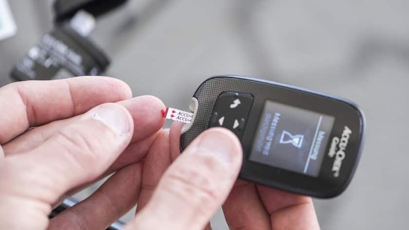 Ein Mann, der an Diabetes leidet, misst seinen Blutzuckerspiegel.