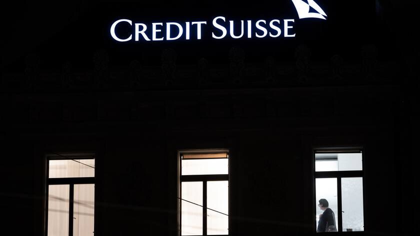 Eine Frau steht vor dem Fenster unterhalb des Logos der Bank Credit Suisse am Paradenplatz, aufgenommen am Mittwoch, 11. Januar 2023 in Zuerich. (KEYSTONE/Ennio Leanza)