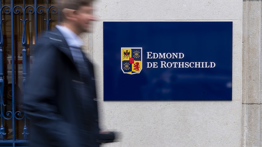 Une personne passe devant le logo la Banque Edmond de Rothschild a Geneve, ce jeudi 6 decembre 2018, a Geneve.