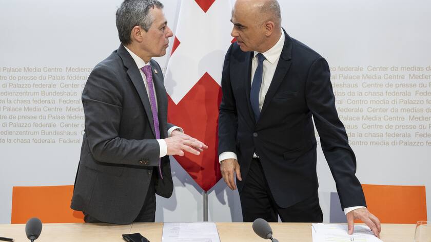 Bundespraesident Alain Berset, rechts, und Bundesrat Ignazio Cassis, sprechen an einer Medienkonferenz ueber ein neues humanitaeres Paket der Schweiz fuer die Ukraine, am Mittwoch, 22. Februar 2023, in Bern.