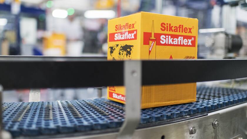 Leimherstellung bei Sika: Der Bauchemie-Konzern blickt nach einem Rekordjahr optimistisch nach vorne.