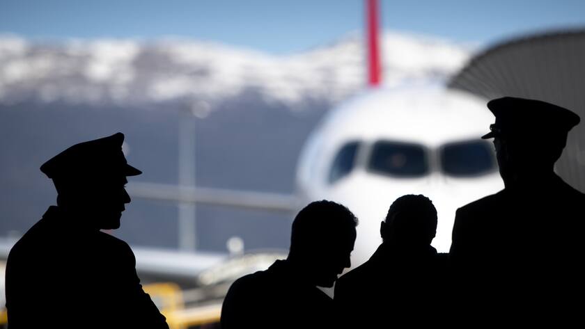 L'equipage, pilote et hotesse, attend devant un avion de la compagnie Swiss International Air Lines sur le tarmac ce lundi 24 fevrier 2020 a l'aeroport de Geneve. L'aeroport international de Geneve, couramment appele aeroport de Geneve-Cointrin fete ses 100 ans en 2020.(KEYSTONE/Laurent Gillieron)