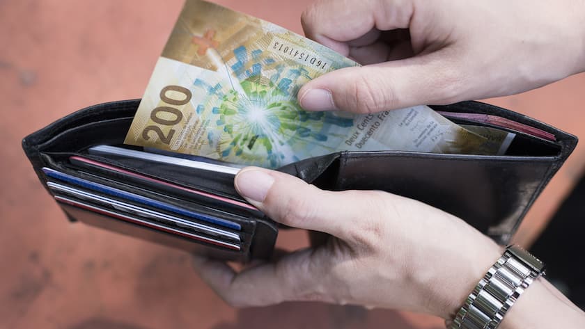 A person takes a 200 Swiss franc bill out of a wallet, pictured in Zurich, Switzerland, on August 23, 2018. (KEYSTONE/Christian Beutler)Eine Person entnimmt eine 200-Franken-Banknote aus einem Portemonnaie, aufgenommen am 23. August 2018 in Zuerich. (KEYSTONE/Christian Beutler)