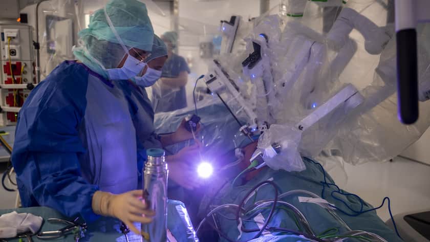 e personnel d'un bloc operatoire, procedent a un prelevement avec le robot medical Da Vinci sur un donneur vivant d'un rein pour une transplantation, dans un bloc operatoire des Hopitaux Universitaires de Geneve (HUG), ce mardi 5 avril 2022 a Geneve.