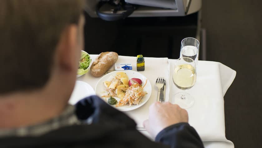 A Business Class passenger eats a meal, pictured on April 29, 2013 in an aircraft of Swiss. Swiss, short for Swiss International Air Lines, flies from Zurich to Chicago and back. (KEYSTONE/Christian Beutler)Ein Passagier der Business Class nimmt eine Mahlzeit zu sich, aufgenommen am 29. April 2013 in einem Flugzeug der Swiss. Die Schweizer Fluggesellschaft Swiss fliegt von Zuerich nach Chicago und zurueck. (KEYSTONE/Christian Beutler)