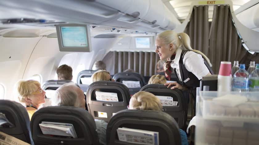 A flight attendant serves breakfast during the flight to Zurich, pictured on April 12, 2013, in an Airbus A319. The Airbus A319, an aircraft of Swiss International Air Lines, flies from Zurich to Oslo and back. (KEYSTONE/Gaetan Bally)Eine Flugbegleiterin serviert im Flug nach Zuerich das Fruehstueck, aufgenommen am 12. April 2013 im Airbus A319. Der Airbus A319, ein Flugzeug der Schweizer Fluggesellschaft Swiss, fliegt von Zuerich nach Oslo und zurueck. (KEYSTONE/Gaetan Bally)