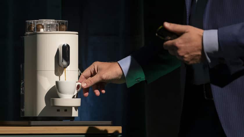 Eine Kaffeemaschine von Coffee B der Migrosmarke Cafe Royal, aufgenommen an einer Medienkonferenz der Migros am Dienstag, 6. September 2022 in Zuerich. Die Migros stellte heute das Kaffeesystem Coffee B mit neuartigen portionierten Kaffeekugeln die ohne Kapsel auskommt und kompostierbar ist vor. (KEYSTONE/Michael Buholzer)