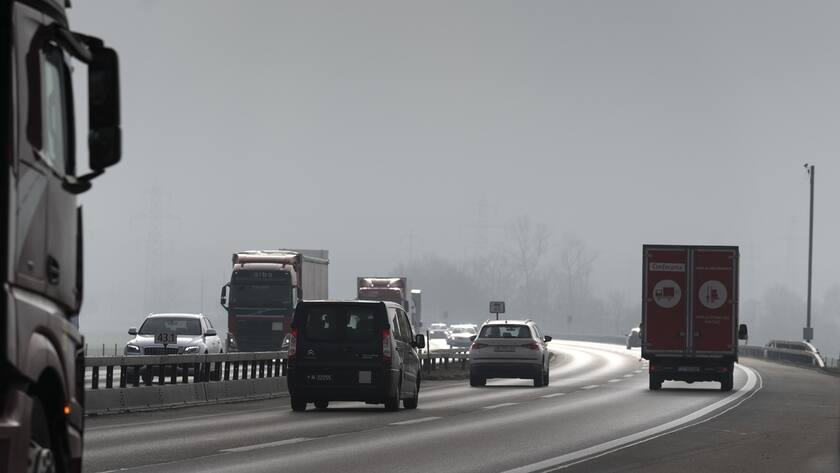 Die Autobahn A1 bei leichtem Nebel aufgenommen am Dienstag, 25. Januar 2022 in Oensingen, Solothurn. (KEYSTONE/Gaetan Bally)