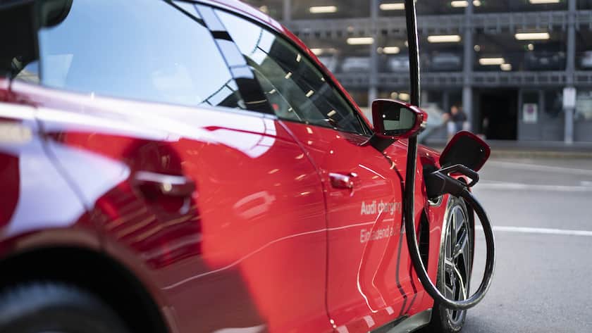 Ein Audi e-tron Auto ist am Donnerstag, 10. November 2022, in Zuerich an eine der vier Ladestationen des Audi charging hub angeschlossen. Der Audi charging hub mit vier Ladestationen und einer Ladeleistung von 320 kW ermoeglicht es, ein Auto in 25 Minuten von 10% auf 80% aufzuladen. Der Audi Charging Hub besteht aus Wuerfelcontainern, die mit gebrauchten Lithium-Ionen-Batterien bestueckt sind, so dass diese Infrastruktur das Elektroauto schnell aufladen kann. (KEYSTONE/Gaetan Bally)