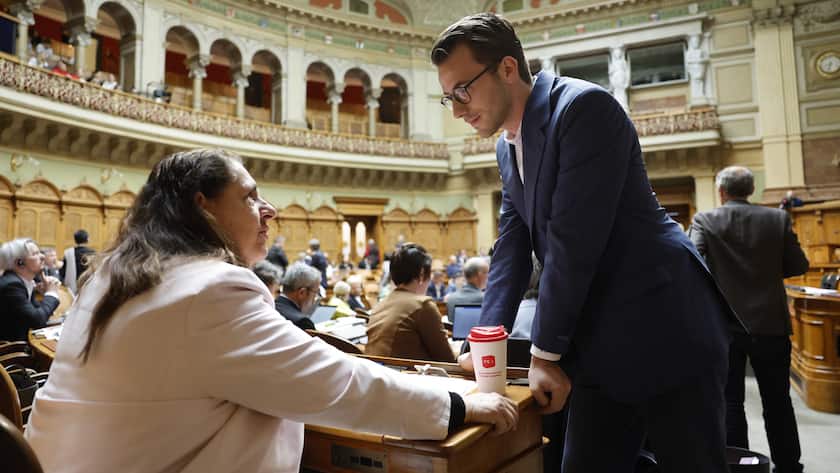 Jacqueline Badran (SP) und Andri Silberschmidt (FDP) diskutieren am Rande der Debatte um die BVG-Reform.